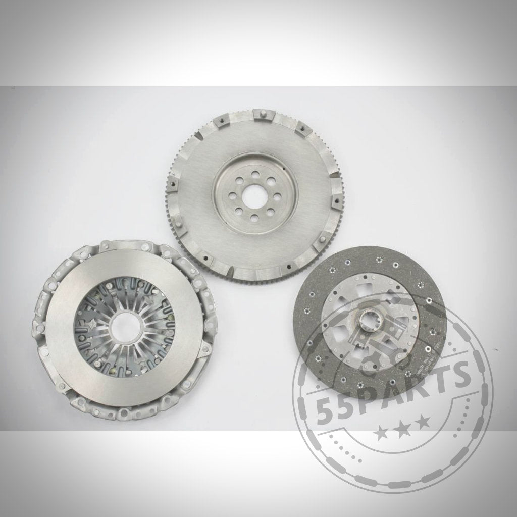 Drei 55Parts Exclusive: Upgrade-Kupplung mit EMS passend für BMW M50, M52, M54, S52, S54 Kupplungsteile sind auf einem weißen Hintergrund mit einem schwachen kreisförmigen Wasserzeichen angeordnet, was ihre Haltbarkeit und ihr gutes Preis-Leistungs-Verhältnis hervorhebt.