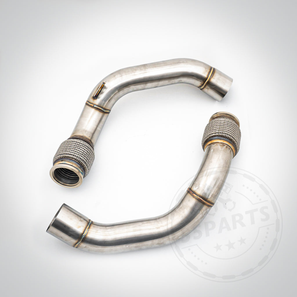 Das Bild zeigt zwei 55Parts Catless Katlose-Downpipes passend für BMW M5/M5 Competition F90 S63, aus Edelstahl mit Mesh-Flex-Abschnitten, perfekt für ein High-Flow-FBO-Setup.