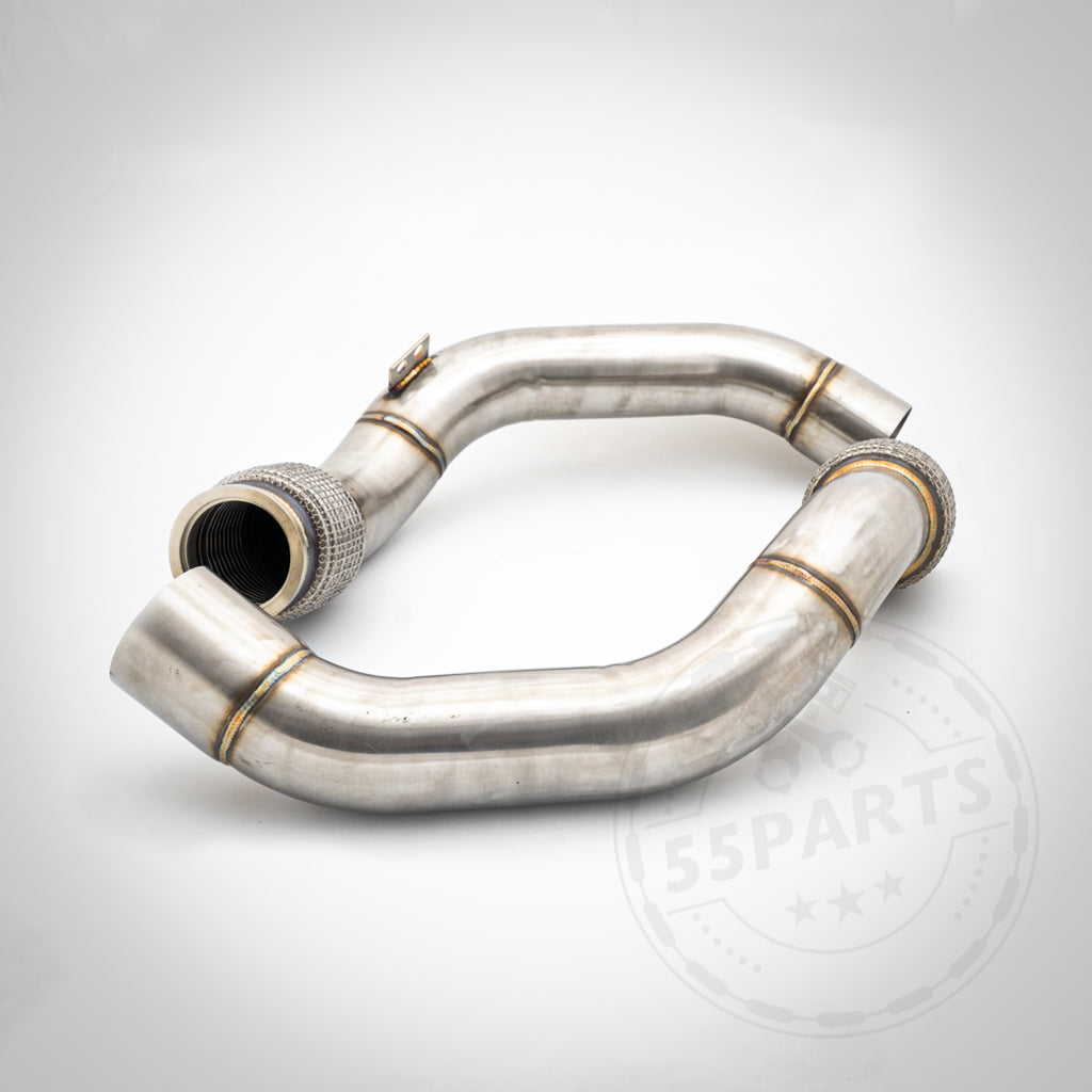 Das 55Parts Catless Katlose Downpipe passend für BMW M5, M5 Competition F90 S63 verfügt über Schweißverbindungen und ein silbermetallisches Finish auf weißem Hintergrund.