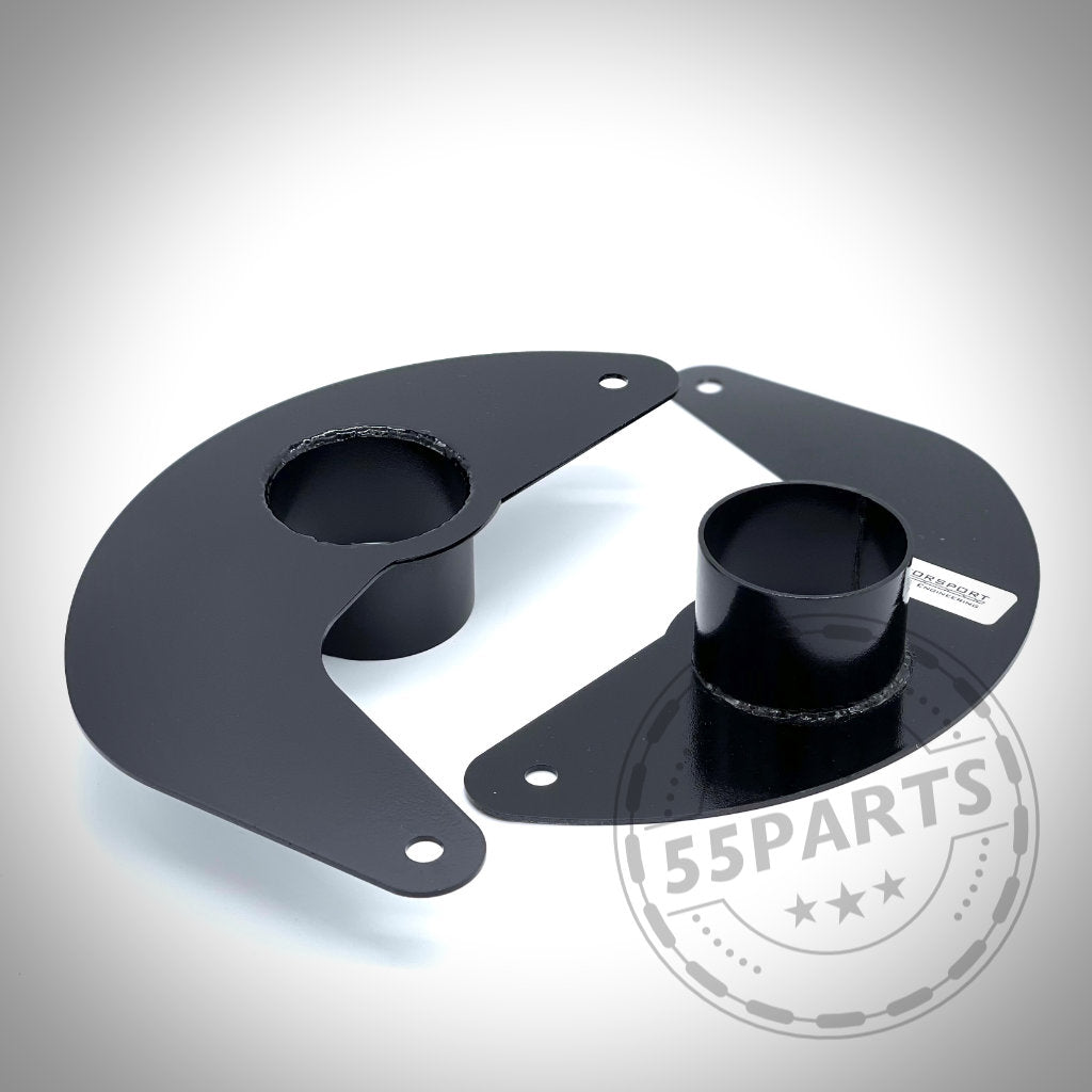 Zwei schwarze Autoteile aus Metall mit kreisförmigen Öffnungen, dargestellt auf weißem Hintergrund. 55Parts Exclusive: Ankerbleche für Bremsbelüftung – passend für fast alle BMW Modelle!.