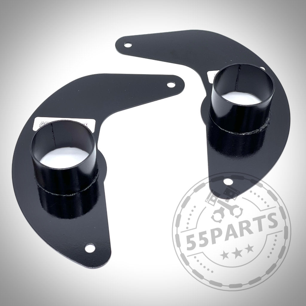 Zwei schwarze Ankerbleche aus Metall für Bremsbelüftung, passend für fast alle BMW-Modelle, sind auf weißem Hintergrund mit einem 55Parts-Wasserzeichen abgebildet.