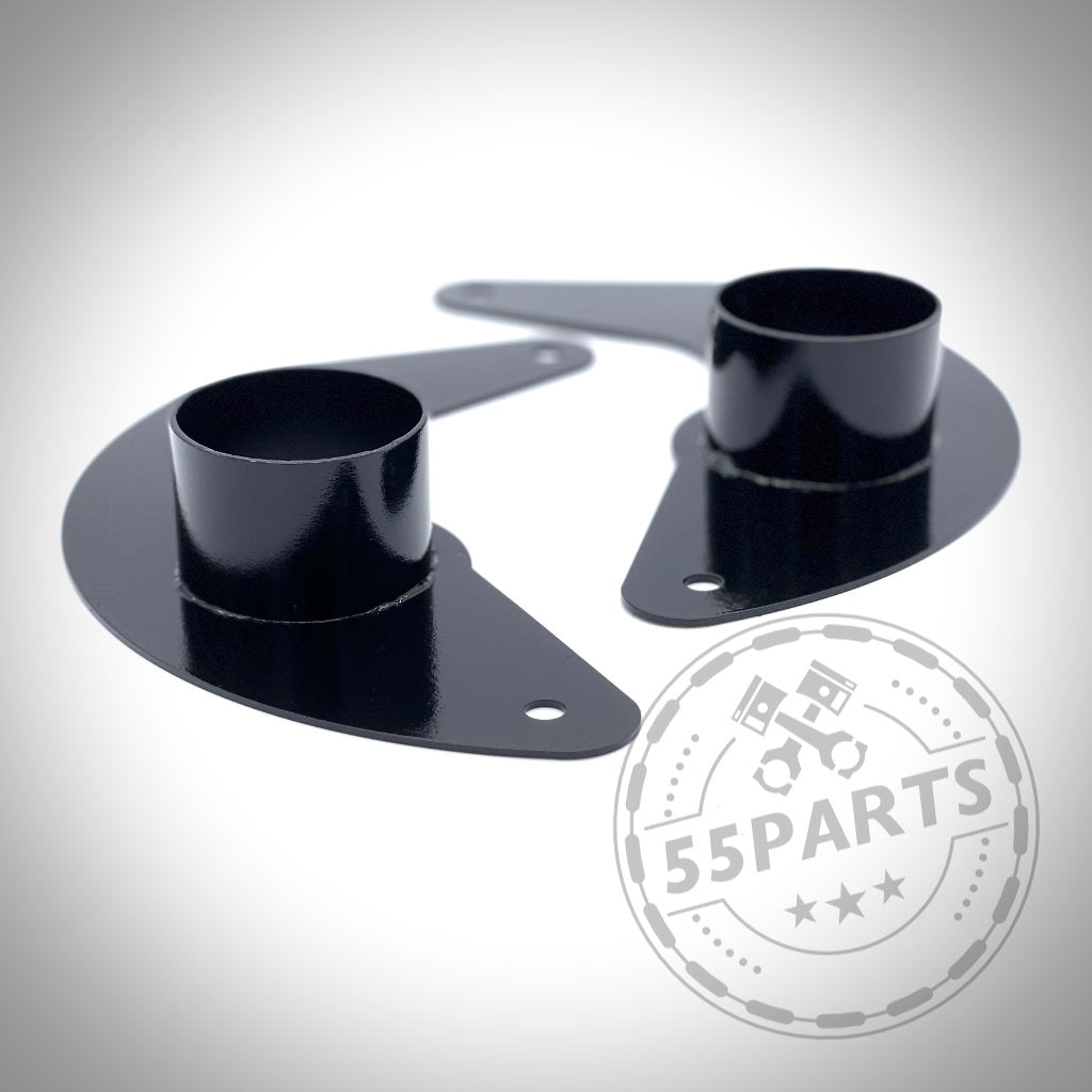 Zwei schwarze Ankerbleche aus Metall für Bremsbelüftung, kompatibel mit fast allen BMW-Modellen, abgebildet auf weißem Hintergrund mit dem 55Parts-Logo.