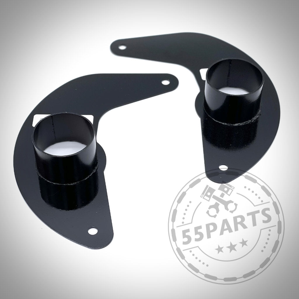 Zwei schwarze Metall-Ankerbleche für Bremsbelüftung, abgebildet mit kreisförmigen Öffnungen auf weißem Hintergrund und 55Parts-Logo. Passend für fast alle BMW Modelle – exklusiv bei 55Parts!.