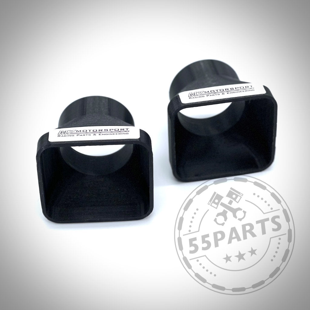 Zwei schwarze, quadratische Kunststoffteile sind auf weißem Hintergrund mit dem 55Parts-Logo abgebildet. Dieses exklusive Bremsbelüftungsset ist ideal für die Umrüstung von BMW E30 Facelift Modellen.