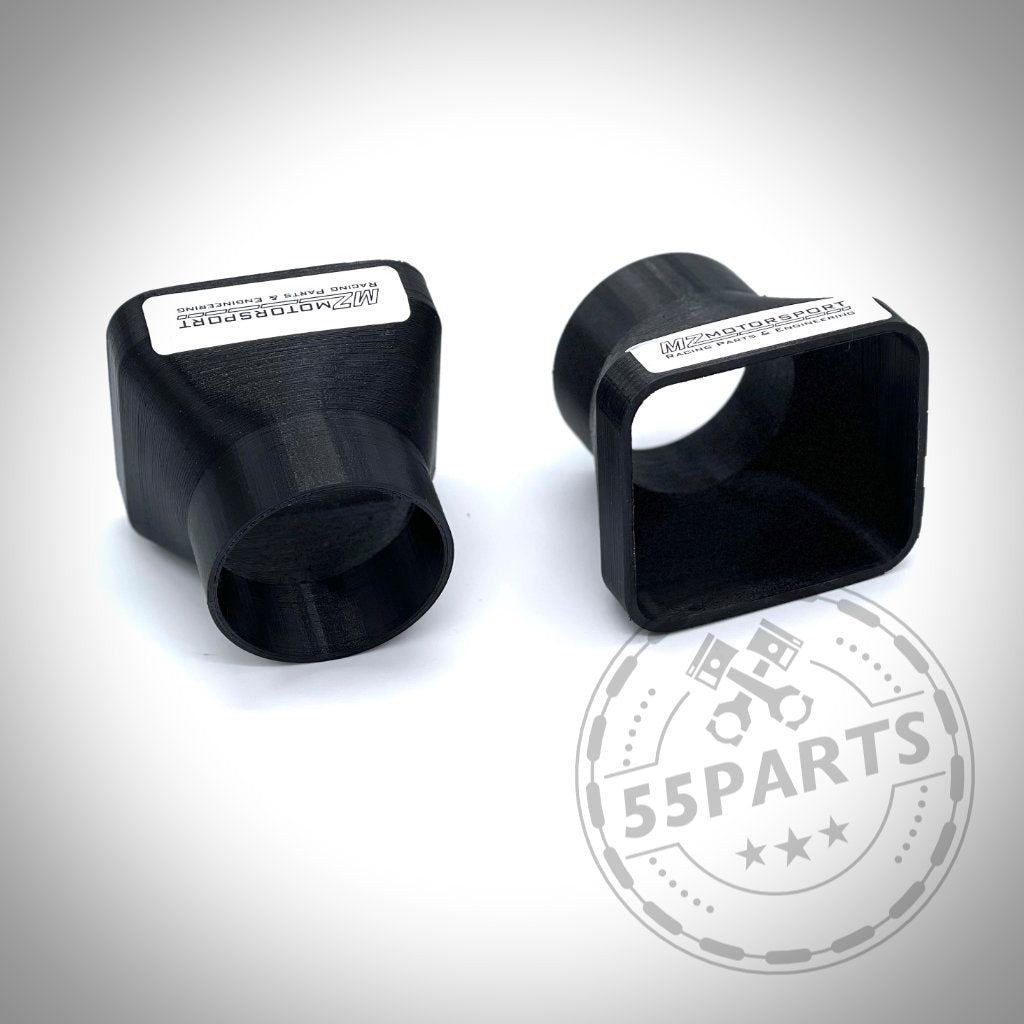 Zwei schwarze Kunststoffadapter, passend für das BMW E30 Facelift, mit eckigen und runden Enden auf weißer Oberfläche – ideal zum Optimieren von Serienbremsen oder zur Steigerung der Bremsleistung auf der Rennstrecke.