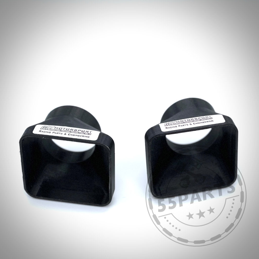 Auf weißem Grund sind zwei schwarze Kunststoffteile mit quadratischen Öffnungen und der Aufschrift 55Parts abgebildet. Es handelt sich um das 55Parts Exclusive Bremsbelüftungsset passend für BMW E30 Facelift-Modelle, das die Bremsleistung von Rennfahrzeugen verbessern soll.