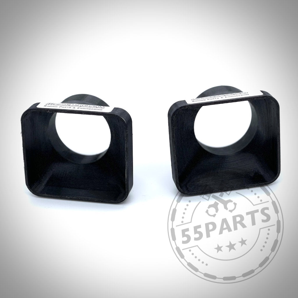 Zwei schwarze, quadratische Kunststoffadapter mit runden Öffnungen – Teil des „55Parts Exclusive: Bremsbelüftungsset passend für BMW E30 Facelift Modelle“ – perfekt, um die Bremsleistung Ihres BMW E30 auf der Rennstrecke zu steigern oder Ihre Serienbremsen aufzurüsten.