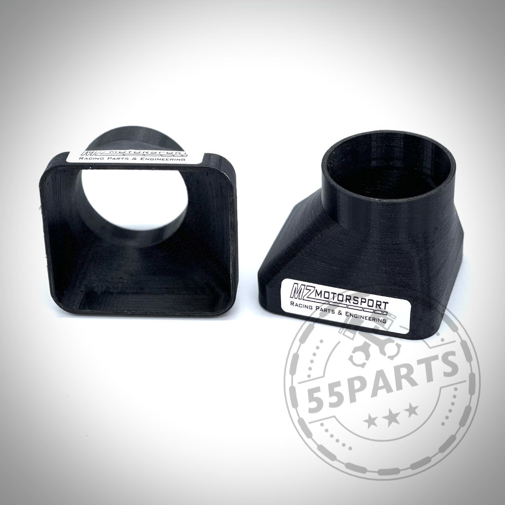 Zwei schwarze Kunststoffadapter – einer quadratisch, einer rund – mit 55Parts-Branding auf weißem Hintergrund, aus dem 55Parts Exclusive Bremsbelüftungsset passend für BMW E30 Facelift-Modelle, entwickelt zur Verbesserung der Bremskühlung für Rennsportbegeisterte.