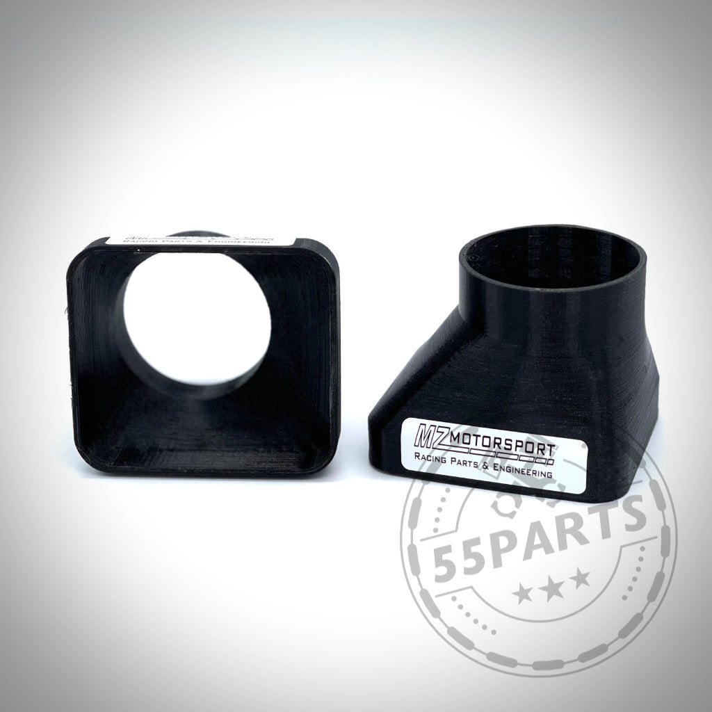 Zwei schwarze Adapterteile aus Kunststoff, ein quadratisches und ein abgewinkeltes,. Das Bremsbelüftungsset passt passend für BMW E30 Facelift-Modelle und verbessert die Bremsleistung der Serienbremsen – ideal für den Einsatz auf der Rennstrecke.