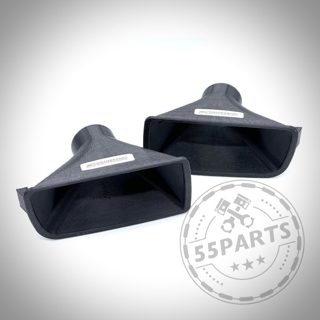 Zwei schwarze, rechteckige Kunststoffteile sind mit einem Wasserzeichen versehen. Dieses exklusive Bremsbelüftungsset passt passend für BMW E36 Modelle (inkl. M3) – perfekt für Serienbremsen-Upgrades und Rennstrecken-Performance.