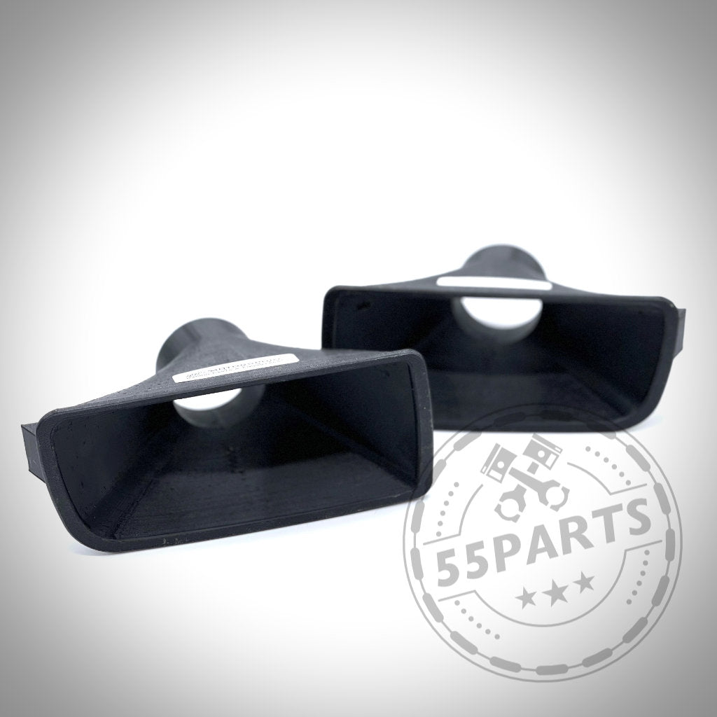 Zwei rechteckige Kanaladapter aus schwarzem Kunststoff, 55Partss Bremsbelüftungsset passend für BMW E36 Modelle (inkl. M3), nebeneinander auf weißem Hintergrund dargestellt.