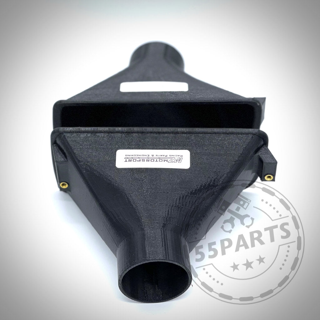 Schwarzes Kunststoff-Bremsbelüftungsset mit zwei Düsen, weißem Etikett und 55Parts-Wasserzeichen; kompatibel mit BMW E36 Modellen (inkl. M3) und ideal für die Rennstrecke. Marke: 55Parts.