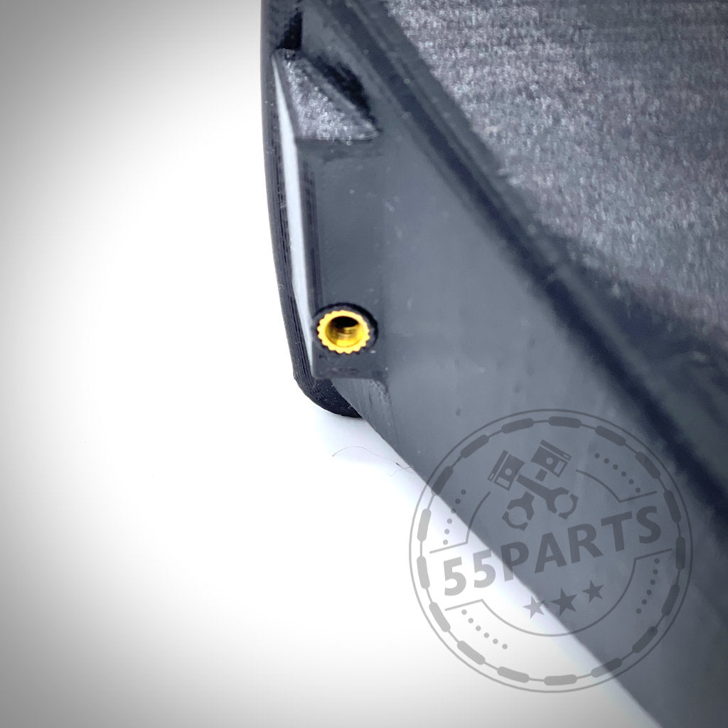 Nahaufnahme eines schwarzen Kunststoffteils mit einem Gewindeeinsatz aus Messing und schwachem 55Parts-Wasserzeichen aus dem 55Parts Exclusive Bremsbelüftungsset passend für BMW E36 Modelle (inkl. M3), ideal für den Einsatz auf der Rennstrecke.