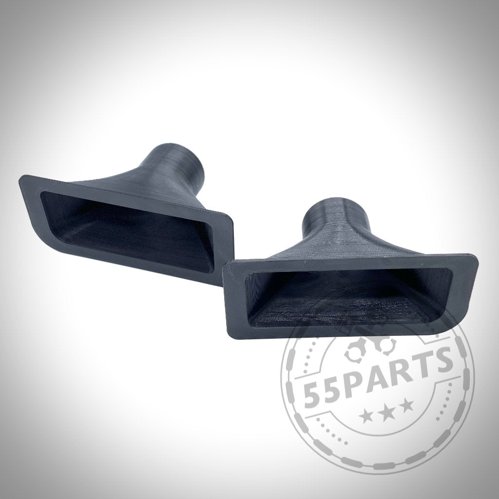 Zwei rechteckige Düsen aus schwarzem Kunststoff auf weißem Hintergrund mit dem 55Parts-Logo aus dem „55Parts Exclusive: Bremsbelüftungsset passend für BMW E36 Modelle (inkl. M3)“, ideal für BMW E36-Track-Upgrades.