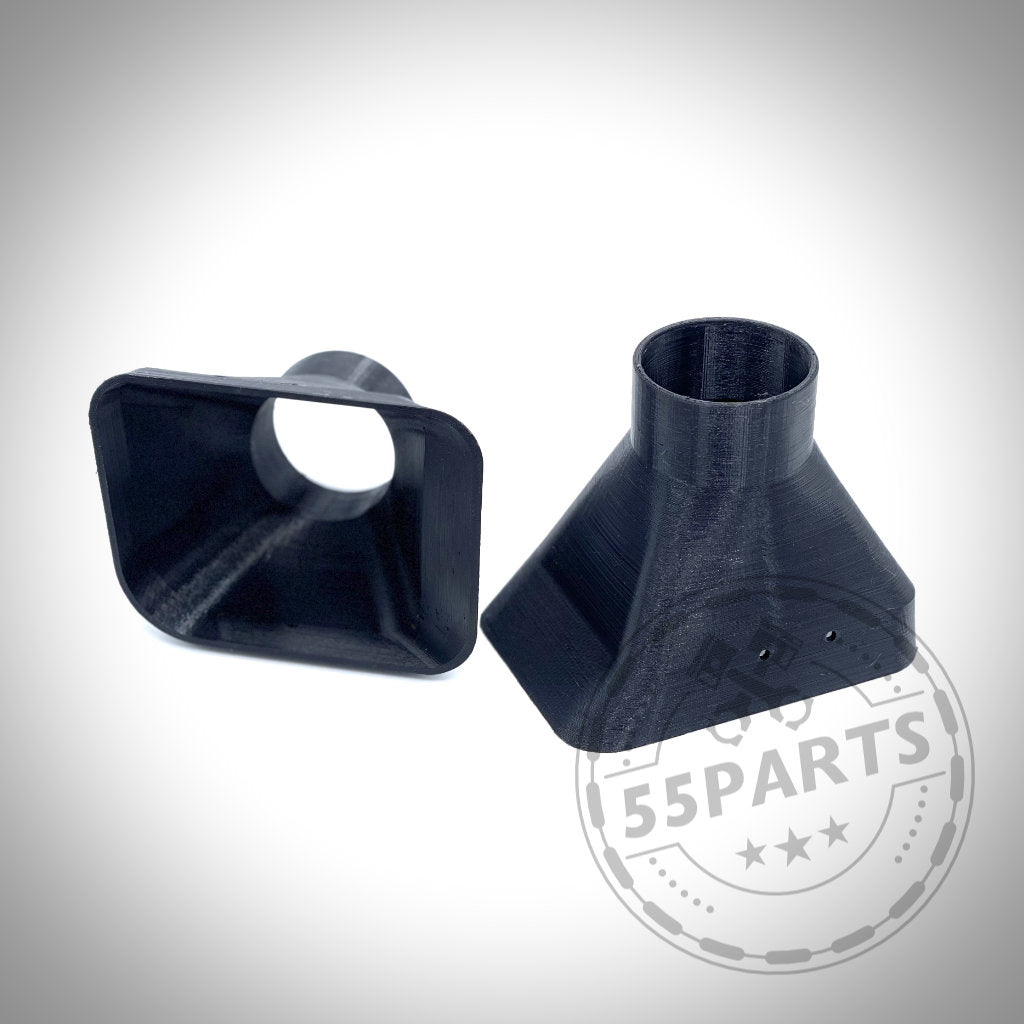 Zwei schwarze Düsenadapter aus Kunststoff mit eckigen und runden Enden, abgebildet auf Weiß mit dem 55Parts-Logo. Das 55Parts Exclusive Bremsbelüftungsset passt passend für BMW E36-Modelle (inkl. M3) – ideal für Serienbremsen oder Rennstrecken-Setups.