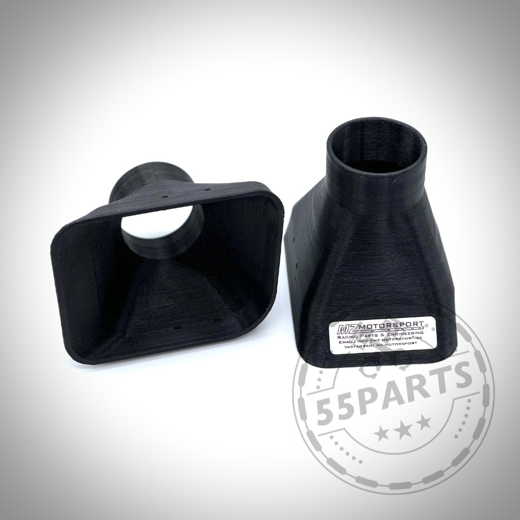 Das 55Parts Bremsbelüftungsset, konzipiert passend für BMW E36 Modelle (inkl. M3), verfügt über zwei schwarze Ansaugkanäle aus Kunststoff mit runden und rechteckigen Enden, die auf weißem Hintergrund dargestellt sind.