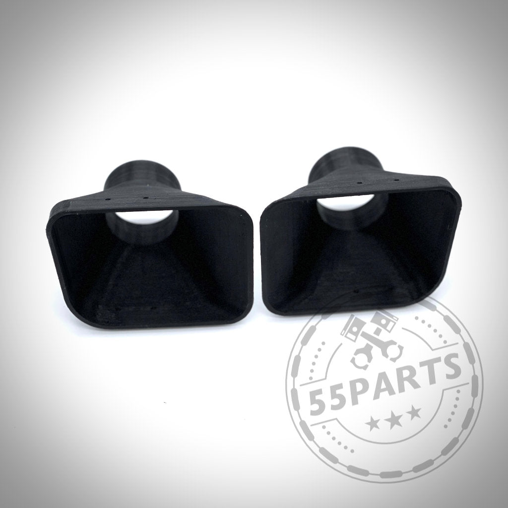 Zwei schwarze Kunststoffdüsen mit quadratischer Öffnung zeigen nach vorne auf einen weißen Hintergrund mit einem 55Parts-Wasserzeichen – Teil des 55Parts Exclusive-Bremsbelüftungssets passend für BMW E36-Modelle (inkl. M3).