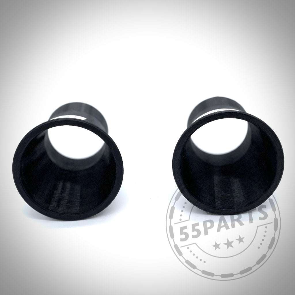Zwei schwarze zylindrische Metallteile, abgebildet auf weißem Hintergrund mit dezentem Wasserzeichen. Es handelt sich um das „55Parts Exclusive: Bremsbelüftungsset passend für BMW 3er E9x mit M Paket“.