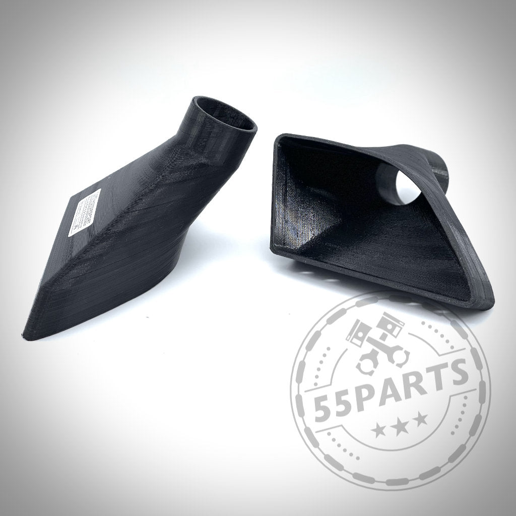 Zwei schwarze 3D-gedruckte 55Parts Bremsbelüftungsset-Teile, die für den BMW 2er F22 mit M-Paket (z. B. M235i, M240i) konzipiert und ideal für den Einsatz auf der Rennstrecke geeignet sind, werden auf einer weißen Oberfläche mit einem 55Parts-Logo-Wasserzeichen angezeigt.