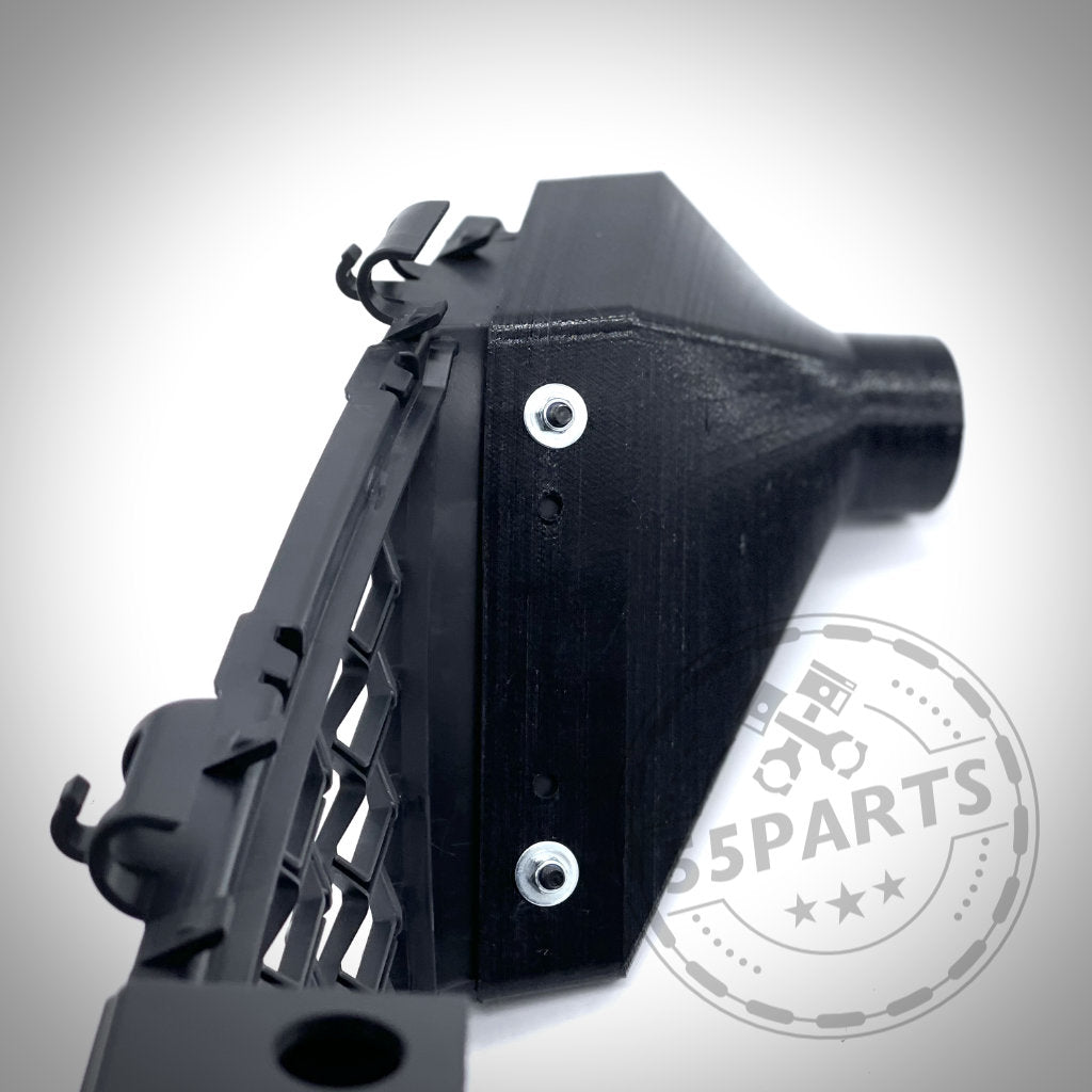 Schwarzes Kunststoff-Autoteil mit Schrauben, montiert auf einem Gitterstück, 55Parts-Wasserzeichen rechts. 55Parts Exklusives Bremsbelüftungsset passend für BMW 2er F22 M-Paket (inkl. M235i, M240i), entwickelt für zuverlässige Rennstreckenleistung und erhöhte Leistung.