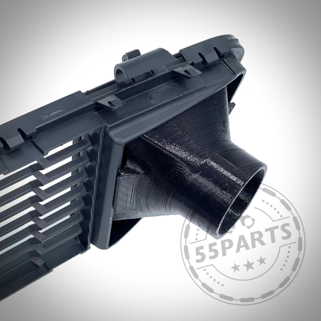 Nahaufnahme eines exklusiven Bremsbelüftungssets aus schwarzem Kunststoff, entworfen für den BMW 1er F20/F21 mit M-Paket, mit belüftetem Design und dem Wasserzeichen des 55Parts-Logos.