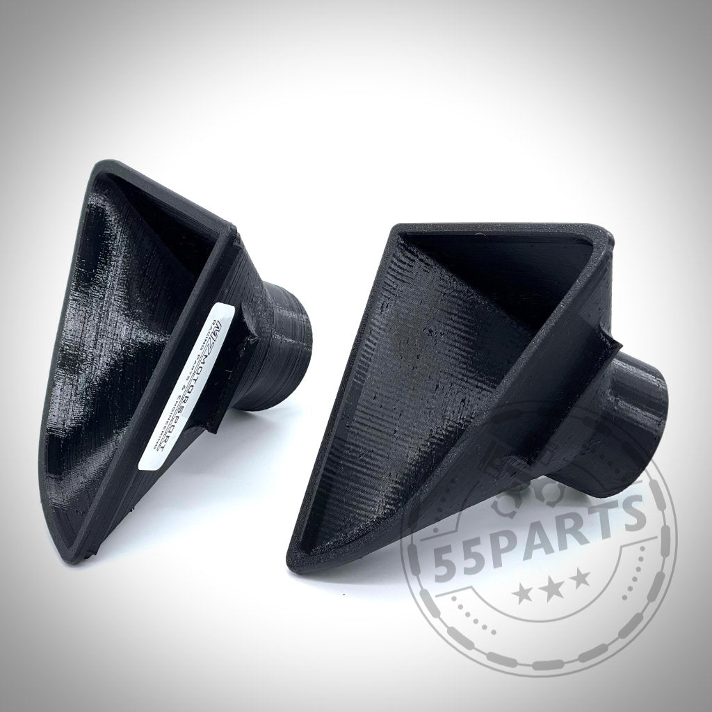 Zwei schwarze, 3D-gedruckte Kunststoff-Entlüftungsadapter mit abgewinkelten dreieckigen Öffnungen, Teil des 55Parts Exclusive Bremsbelüftungssets passend für BMW 1er F20/F21 mit M-Paket, abgebildet auf weißem Hintergrund.