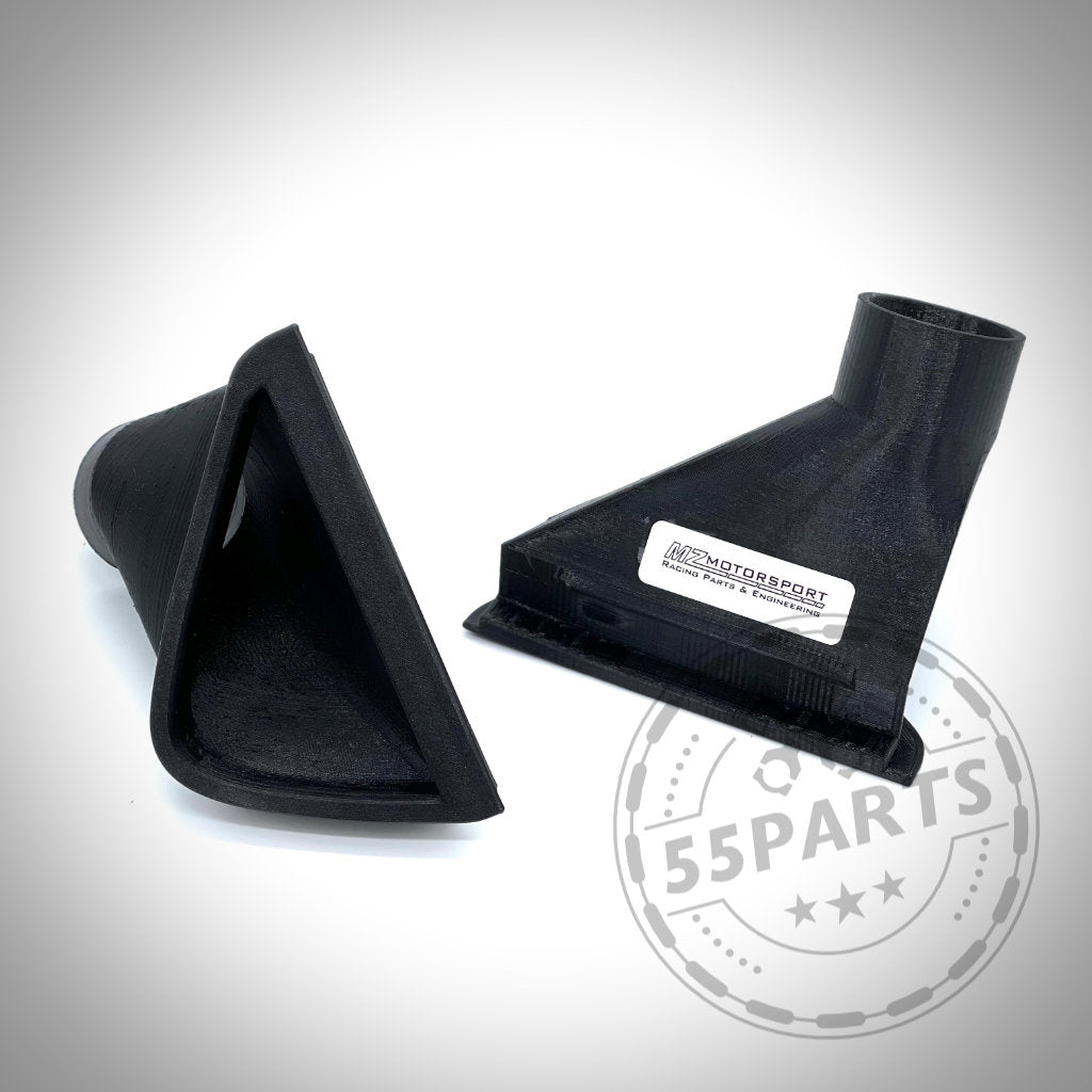 Zwei schwarze Kunststoffteile des 55Parts Bremsbelüftungssets passend für BMW M2 Competition, M2 CS S55, auf weißem Hintergrund mit einer stehenden und einer flachen Seite. Ideal für Serienbremsen oder BMW-Bremssysteme.