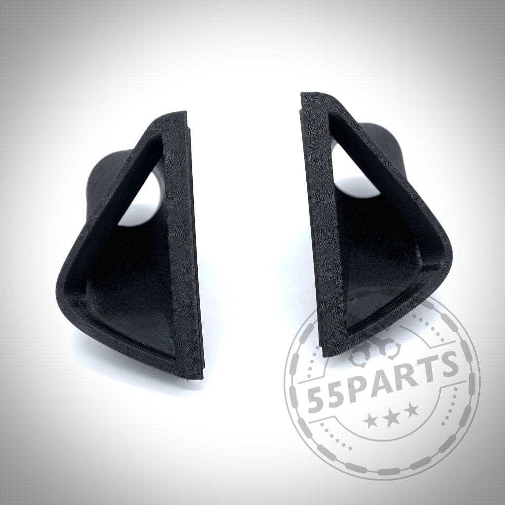 Zwei schwarze, dreieckige Autoteile aus Kunststoff Exclusive: Bremsbelüftungsset Bremskühlung passend für BMW M2 Competition, M2 CS S55, einander gegenüberstehend dargestellt mit einem Serienbremsen-Wasserzeichen in der Ecke.