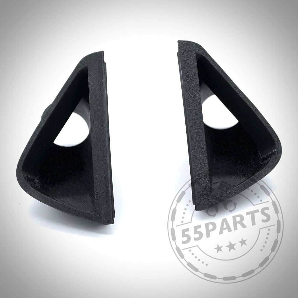 Zwei schwarze dreieckige Autoteile aus Kunststoff auf weißem Hintergrund mit der Aufschrift „Bremsbelüftungsset Bremskühlung“ – exklusives Upgrade passend für BMW M2 Competition und M2 CS S55.