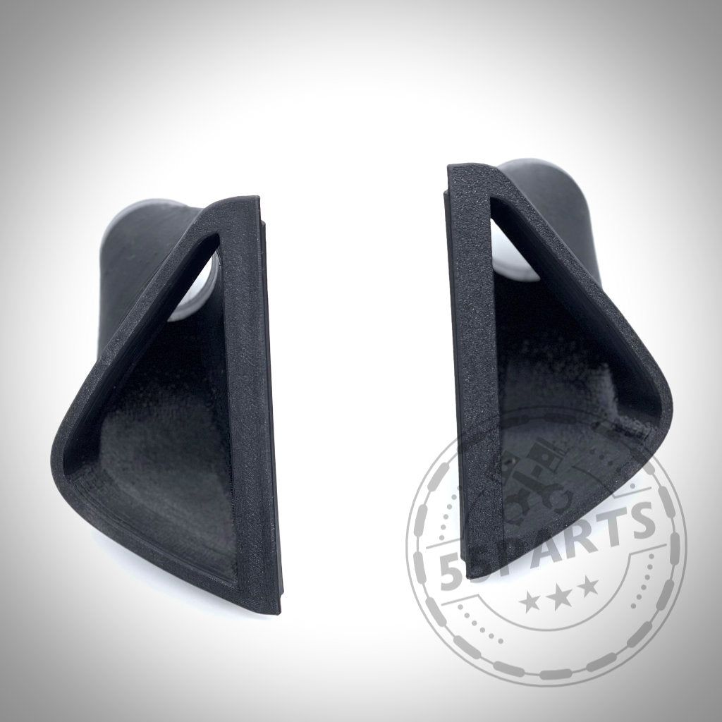 Zwei schwarze, dreieckige Entlüftungsdüsen aus Kunststoff auf weißem Grund. Exklusiv bei 55Parts: Bremsbelüftungsset Bremskühlung passend für BMW M2 Competition, M2 CS S55. Perfekt passend für BMW Performance-Upgrades der Bremskühlung. Schwaches 503Parts-Wasserzeichen sichtbar.