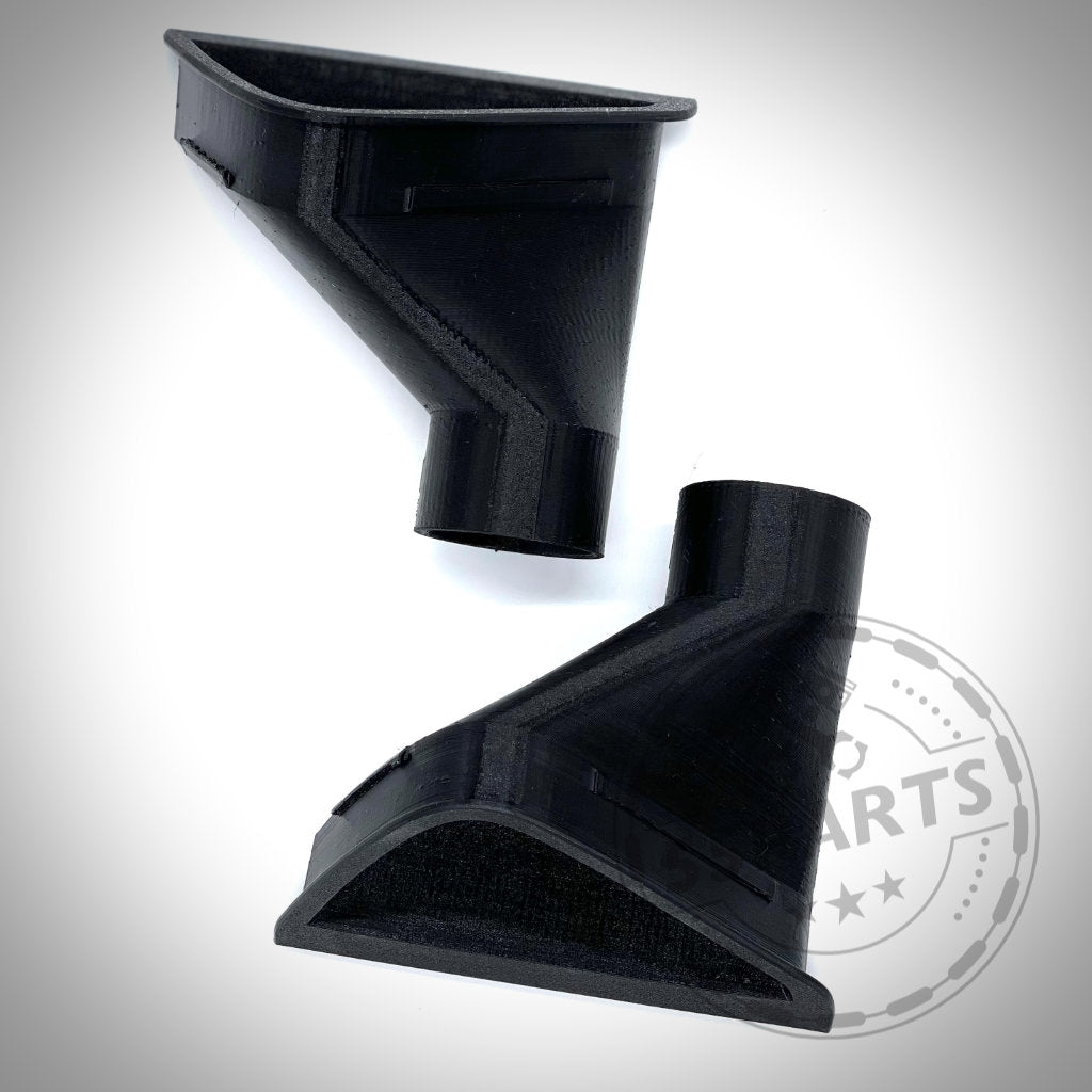 Zwei schwarze, abgewinkelte Kunststoffdüsen auf weißem Untergrund, Teil des Bremsbelüftungssets Bremskühlung, kompatibel mit den Modellen BMW M2 Competition und M2 CS S55.