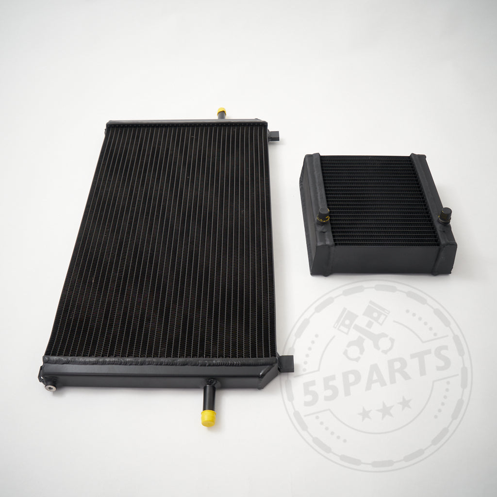 Zwei schwarze Ladeluftkühler-Upgrade (Wasser) für Mercedes Benz M133 AMG A45, CLA45 und GLA45 (W176, C117, X156) in verschiedenen Größen auf weißem Hintergrund mit einem schwachen 55Parts-Logo.