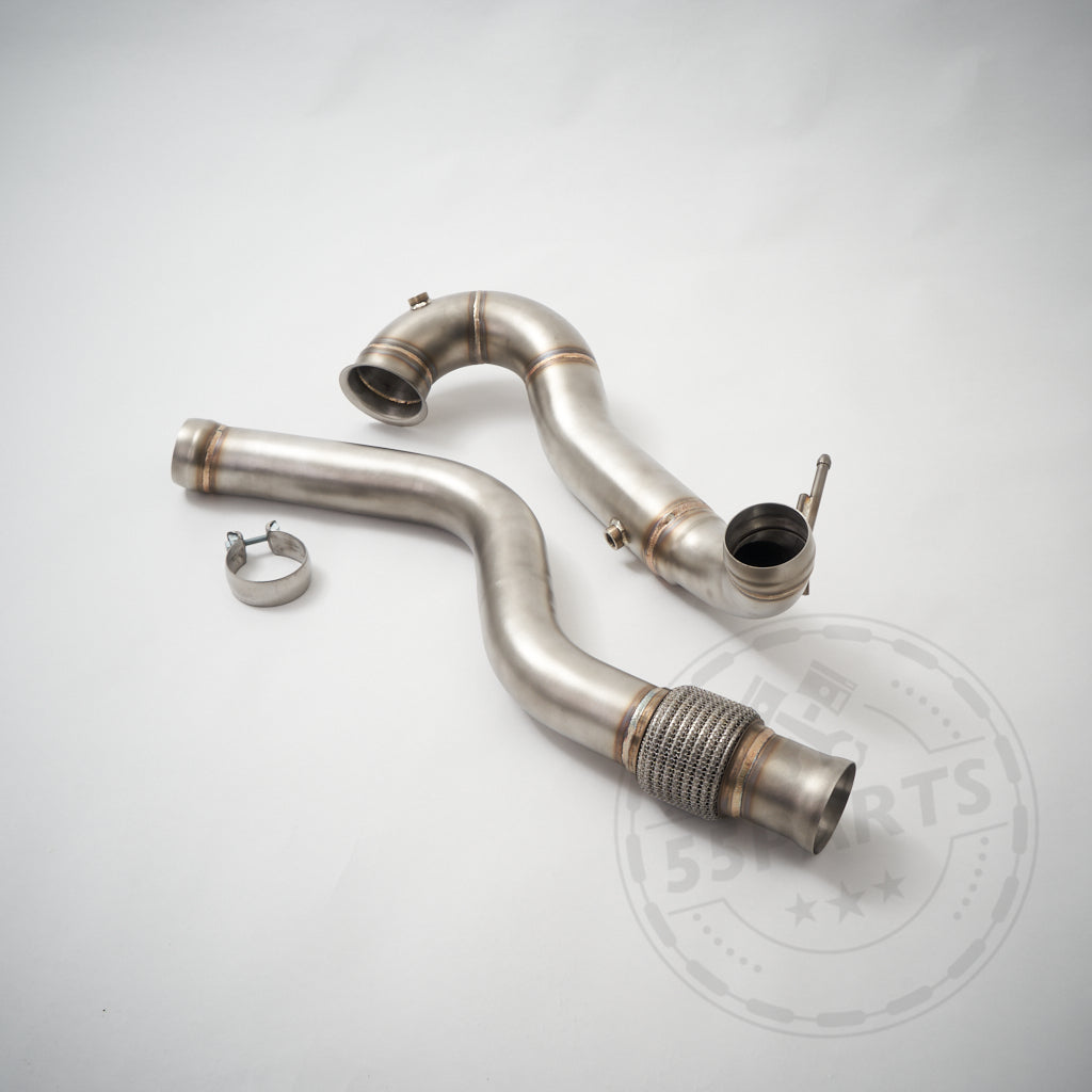 Zwei Catless Downpipes für Mercedes Benz AMG A45, CLA45 und GLA45 (W176, C117, X156), plus Klemme, abgebildet auf hellgrauem Hintergrund.