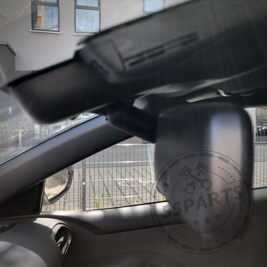 Nahaufnahme eines CNC-gefrästen Mirror Riser im Toyota Yaris GR, der für bessere Sicht sorgt und Fahrspaß sowie klares Sichtfeld ermöglicht.