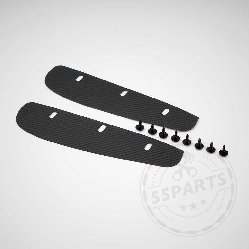 Zwei schwarze Schmutzfänger aus Carbonfaser für den Toyota Yaris GR sowie acht schwarze Schrauben werden auf einer weißen Oberfläche präsentiert – ideal für Rallye-Auto-Fans.