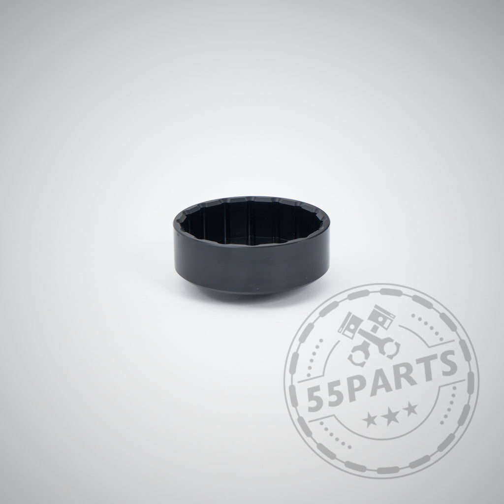Das 55Parts-Exklusivprodukt: Aluminium-Ölfilter-Montagewerkzeug, entwickelt passend für BMW N20 N52 N53 N54 N55 S55-Motoren, wird mit einer schwarzen Kunststoffkappe auf hellem Hintergrund und einem dezenten 55Parts-Logo-Wasserzeichen gezeigt.