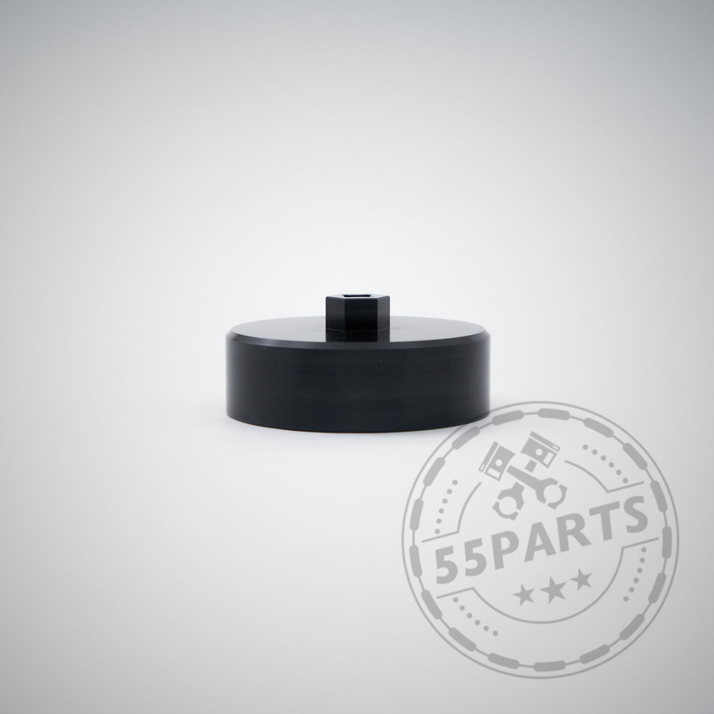 Schwarzes zylindrisches Automobilteil mit quadratischem Mittelpfosten und „55Parts“-Logo-Wasserzeichen. Dies ist das 55Parts Exclusive: Aluminium-Ölfilter-Montagewerkzeug passend für BMW N20 N52 N53 N54 N55 S55.