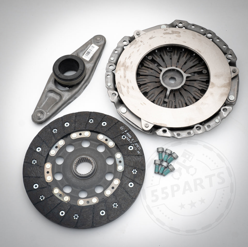 Das IS/550i 335IS Upgrade Kupplungskit passend für BMW N54, N55 und B58 (E- und F-Serie) von BMW umfasst eine Kupplungsscheibe, eine Druckplatte, ein Ausrücklager und Schrauben, die auf weißem Hintergrund dargestellt sind.