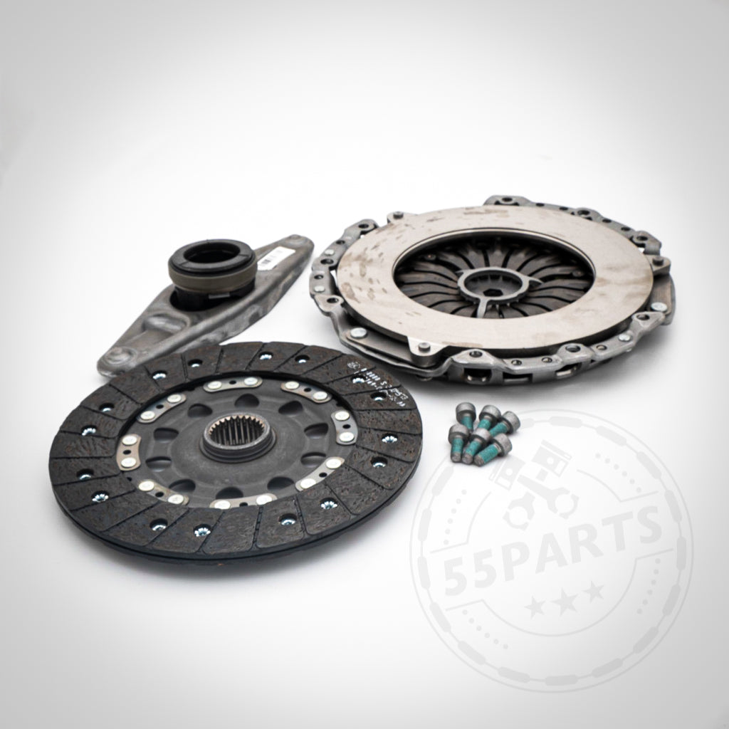 Das Upgrade-Kupplungskit passend für BMW IS/550i 335IS für N54, N55 und B58 (E- und F-Serie) umfasst eine Druckplatte, eine Kupplungsscheibe, ein Ausrücklager und Schrauben, angeordnet auf weißem Hintergrund.