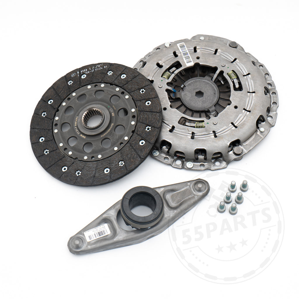 BMW IS/550i 335IS Upgrade Kupplung Kit passend für BMW N54, N55 und B58 (E- und F Serie), enthält Druckplatte, Kupplungsscheibe, Ausrücklager und Schrauben auf weißem Hintergrund.