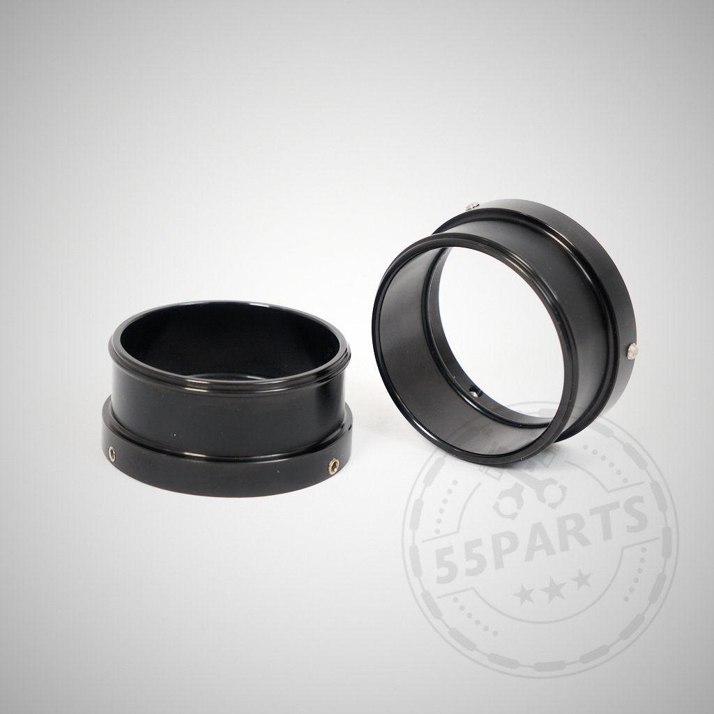 Zwei schwarze 55Parts-Spezialadapter aus Metall zum Anbringen von 2-Zoll-Silikoneinlässen an 1,75-Zoll-Turbos bei BMW 135i, 1er M Coupé und 335i(x) N54, abgebildet auf hellem Hintergrund mit einem dezenten 55Parts-Wasserzeichen.