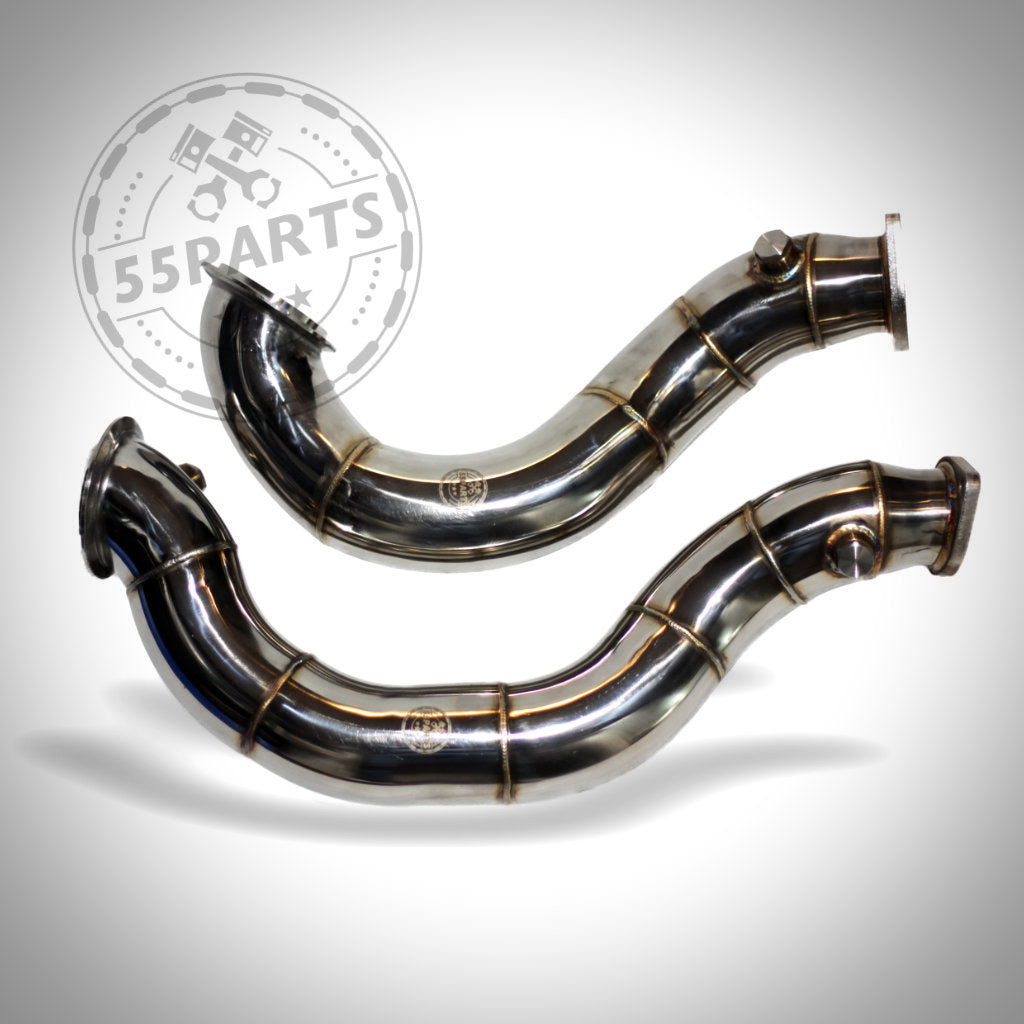 Zwei gebogene, metallische 3" Catless-Downpipes passend für BMW 135i, 1er M Coupé und 335i RWD (N54-Motor) mit Schweißverbindungen auf weißem Hintergrund. 55Parts-Logo in der Ecke.