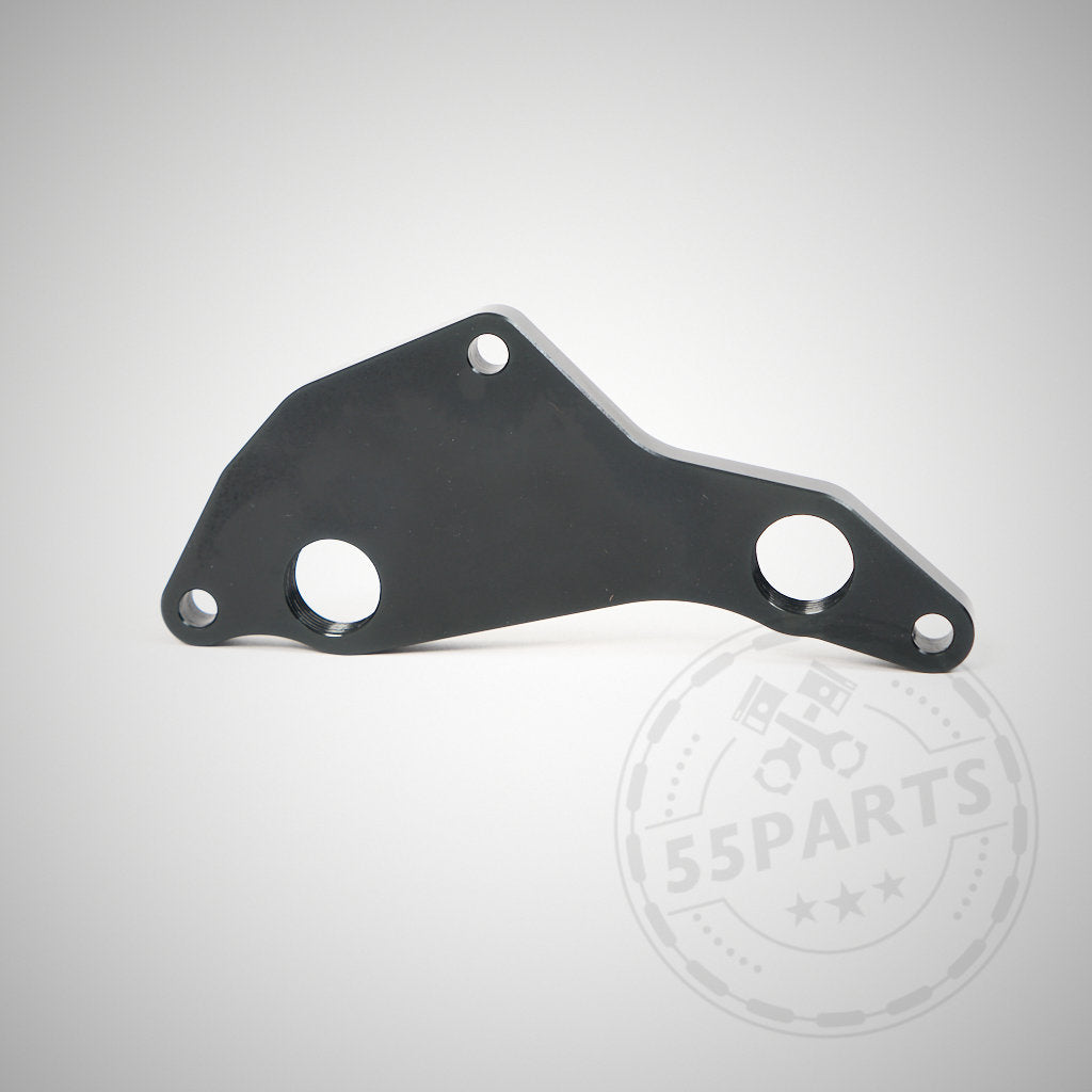 Flache, schwarze CNC-Thermostat-Löschplatte passend für BMW 135i, 1er M Coupé, 335i(x) N54/N55 – verfügt über drei Löcher und ist auf weißem Hintergrund mit einem dezenten Wasserzeichen abgebildet.