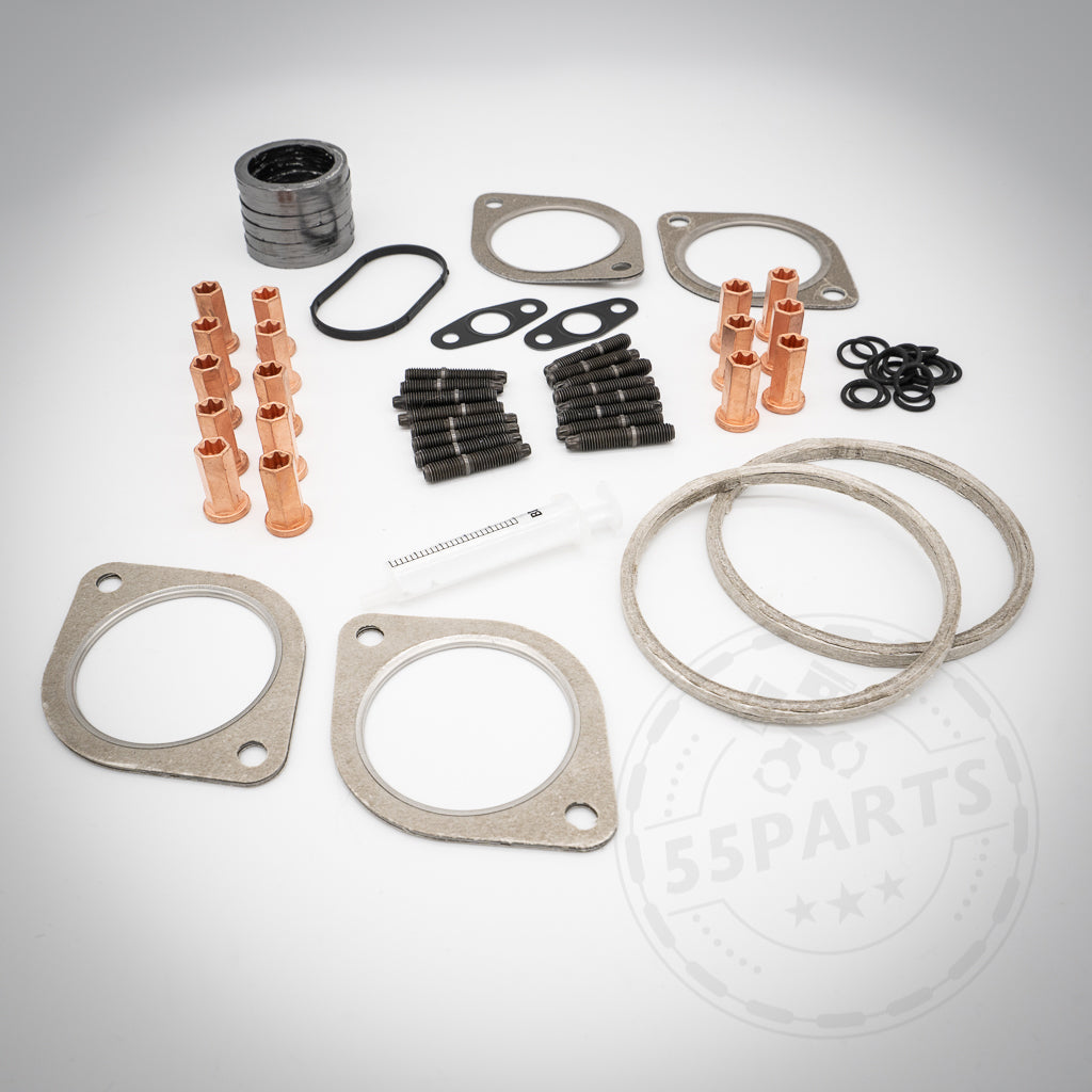 55Partss Turbolader-Einbauset passend für BMW 135i, 1er M Coupe, 335i(x) N54 mit sortierten Dichtungen, Schrauben, Ringen und Dichtungen (Anbauteile), angeordnet auf einer weißen Fläche.