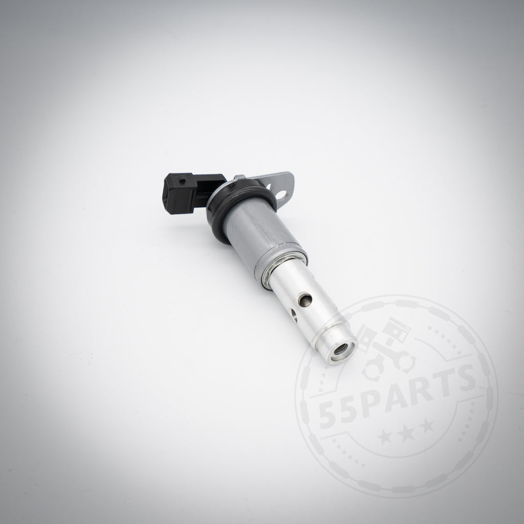 55Parts Vanos-Magnetventil passend für BMW 130i, 135i, 1er M Coupé, 330i, 335i(x) N52/N53/N54, abgebildet mit schwarzem Stecker und silbernem Gehäuse auf weißem Hintergrund, ausgelegt für VANOS- und Nockenwellenverstellungssysteme.