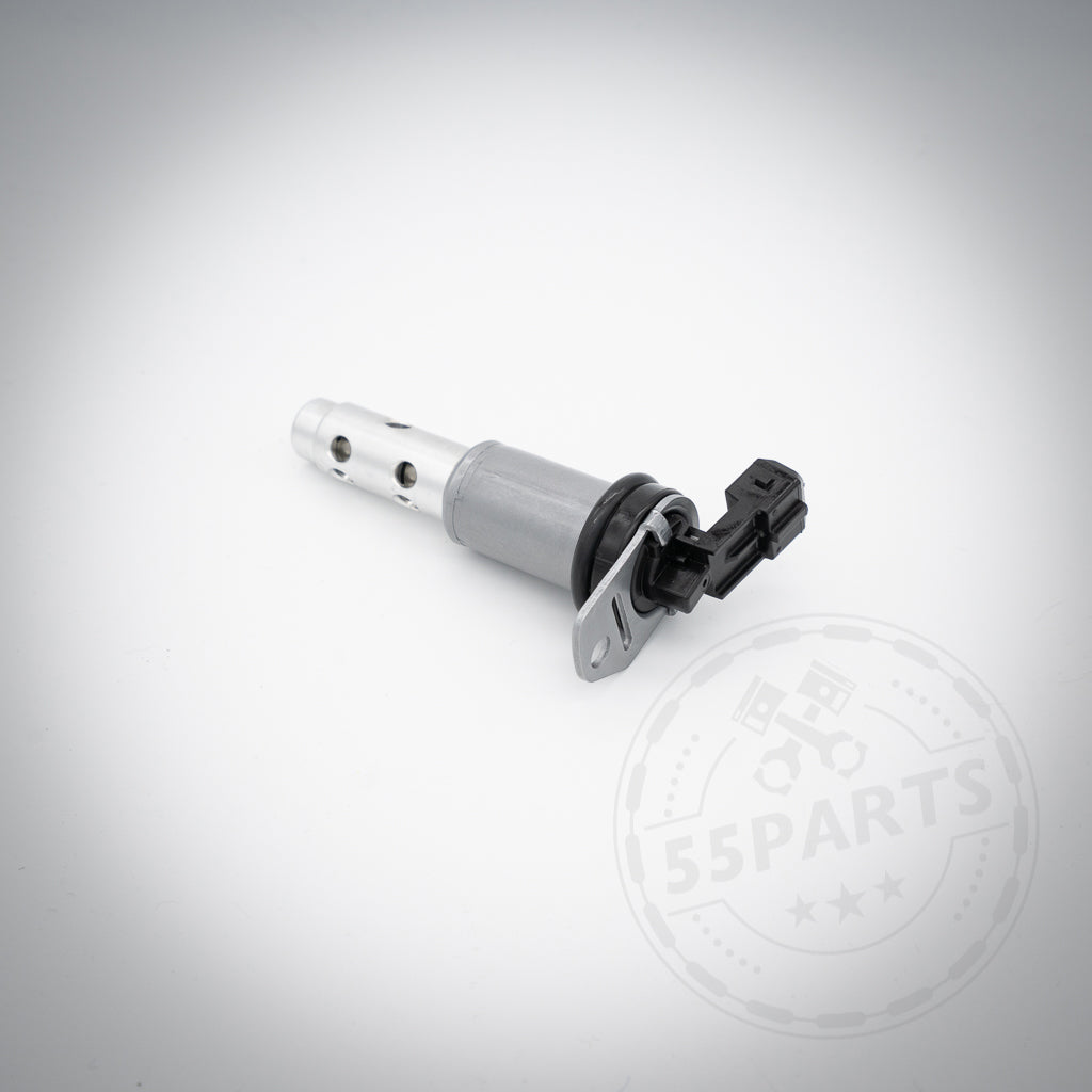 Auf weißem Hintergrund ist ein Vanos-Magnetventil passend für BMW 130i, 135i, 1er M Coupé, 330i und 335i(x) N52/N53/N54 abgebildet. Es verfügt über ein Metallgehäuse mit schwarzem Kunststoffanschluss für den Einsatz in VANOS-Systemen.