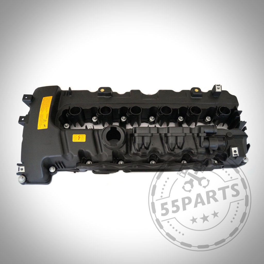 Der Ventildeckel Zylinderkopfhaube inkl. Die Dichtung passend für BMW 135i, 1er M Coupe, 335i(x) N54 ist in Schwarz mit gelben Etiketten auf weißem Hintergrund und einem 55Parts-Wasserzeichen abgebildet.