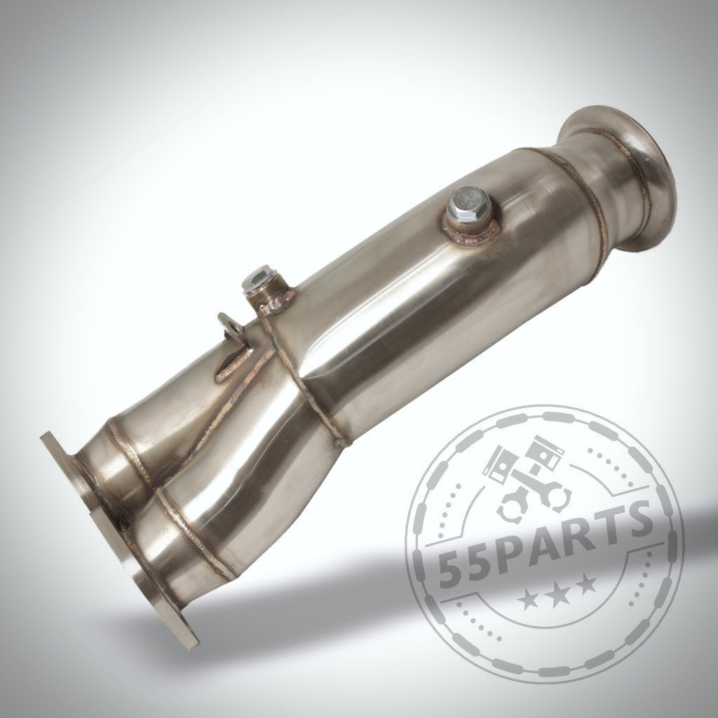 Die 55Parts Catless Katlose Downpipe passend für BMW 135i, 335i(x) N55 E-Serie verfügt über eine Edelstahlkonstruktion und einen Sensoranschluss. Abgebildet auf hellem Hintergrund mit dem 55Parts-Logo.