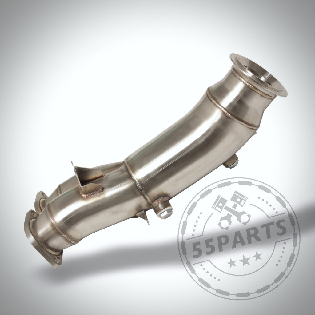 Die Catless Katlose Downpipe passend für BMW 135i, 335i(x) N55 E-Serie ist eine glänzende, strömungsoptimierte Downpipe für Turbomotoren mit Flanschende, dargestellt auf grauem Hintergrund mit dem 55Parts-Logo.