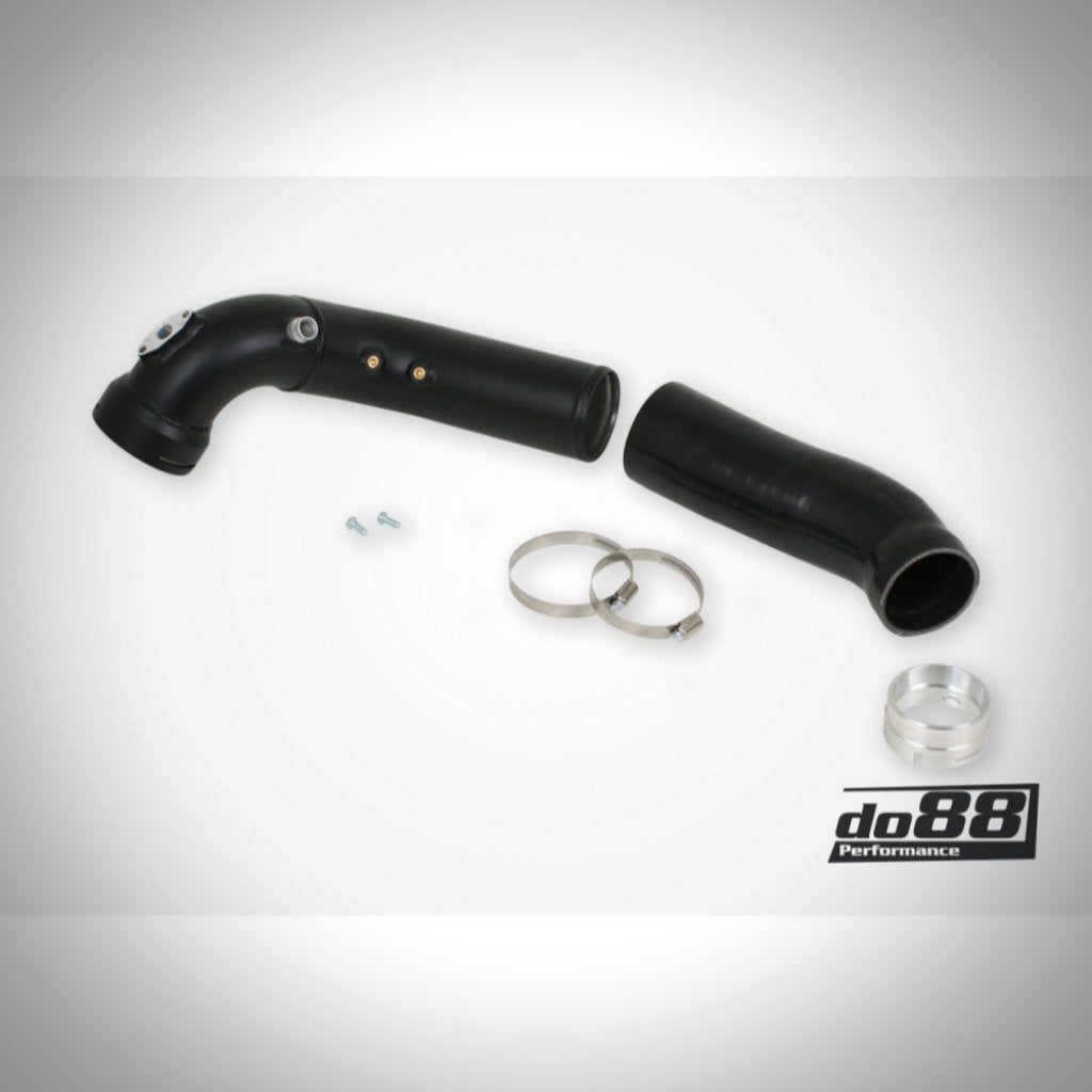 Do88 Aluminium-Laderohr passend für BMW M135i, M235i, M2, 435i, 335i inkl. X-Drive N55 F-Serie mit Teilegutachten. Inklusive Klemmen und Schrauben; do88-Logo auf weißem Hintergrund. Ideal für Full Bolt On-Upgrades oder Ladeluftkühler-Systeme.